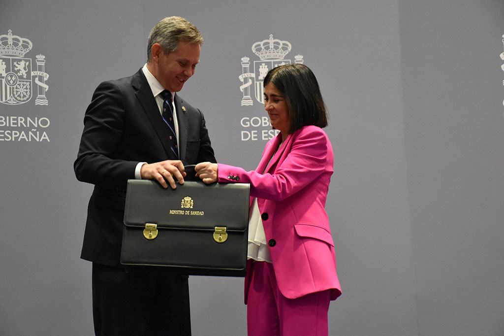 El nuevo ministro de Sanidad, José Manuel Miñones, recibe la cartera ministerial de su antecesora, Carolina Darias