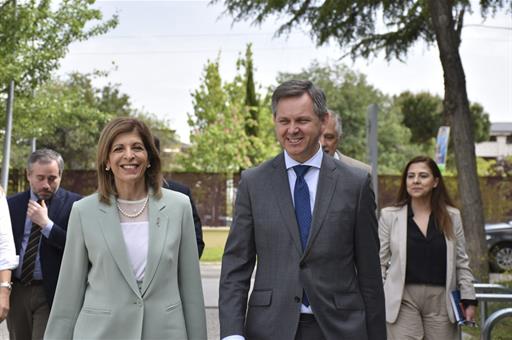 El ministro de Sanidad, José Miñones, y la comisaria europea de Sanidad y Seguridad Alimentaria, Stella Kyriakides.