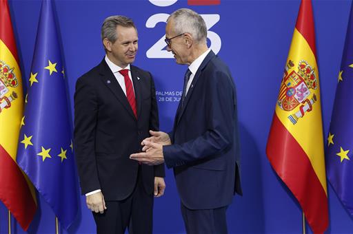 El ministro de Sanidad en funciones, José Miñones, y el ministro de Asuntos Sociales y Salud de Bélgica, Frank Vandenbroucke