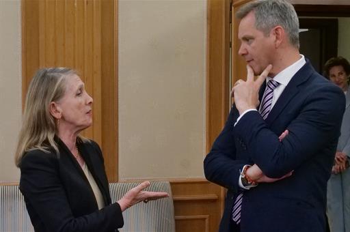 El ministro de Sanidad, José Miñones,junto la directora de la Oficina de Coordinación para la Presidencia Española de la UE