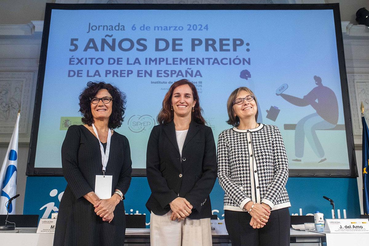 La ministra de Sanidad, Mónica García, junto a las participantes en el acto