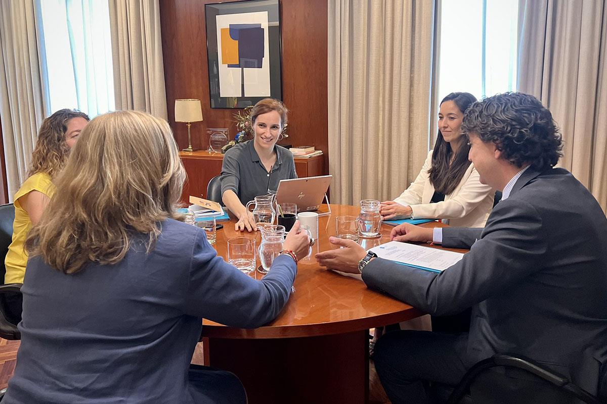 La ministra de Sanidad, Mónica García, junto a los representantes de Fenin duranta la reunión que han mantenido.