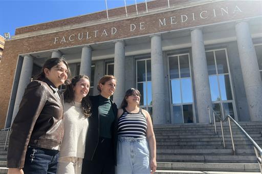 La ministra de Sanidad, Mónica García, junto a estudiantes, en la Facultad de Medicina de la Universidad Complutense de Madrid