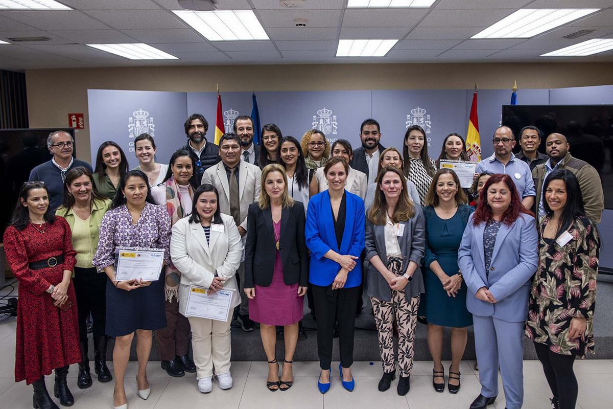 La ministra de Sanidad, Mónica García, junto a los asistentes a la clausura