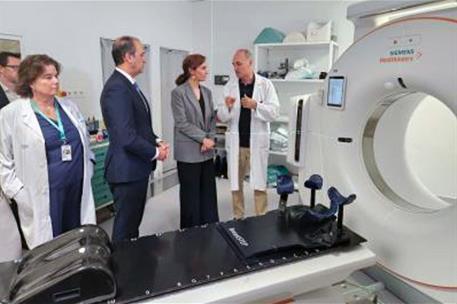 La ministra de Sanidad, Mónica García, durante su visita al Hospital Miguel Servet