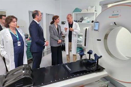 La ministra de Sanidad, Mónica García, durante su visita al Hospital Miguel Servet