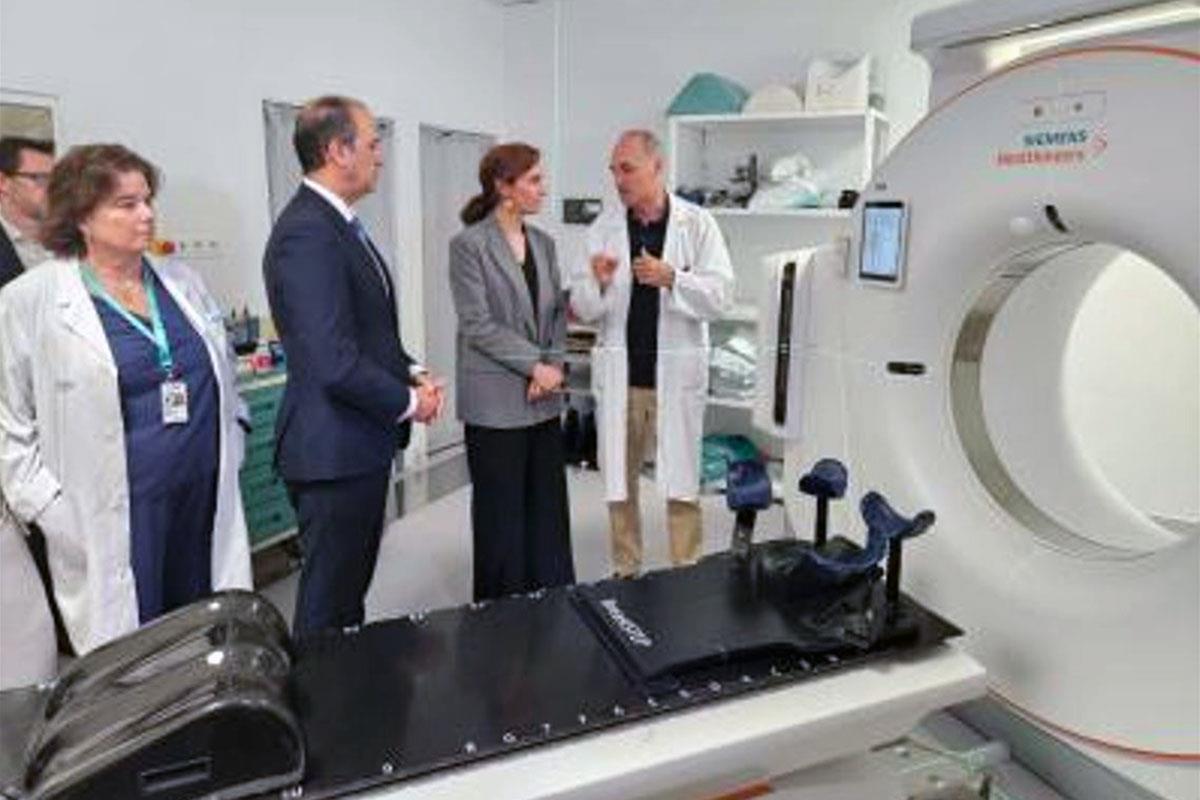 La ministra de Sanidad, Mónica García, durante su visita al Hospital Miguel Servet