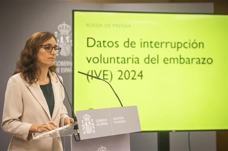 La ministra de Sanidad, Mónica García, presenta los datos de interrupción voluntaria del embarazo