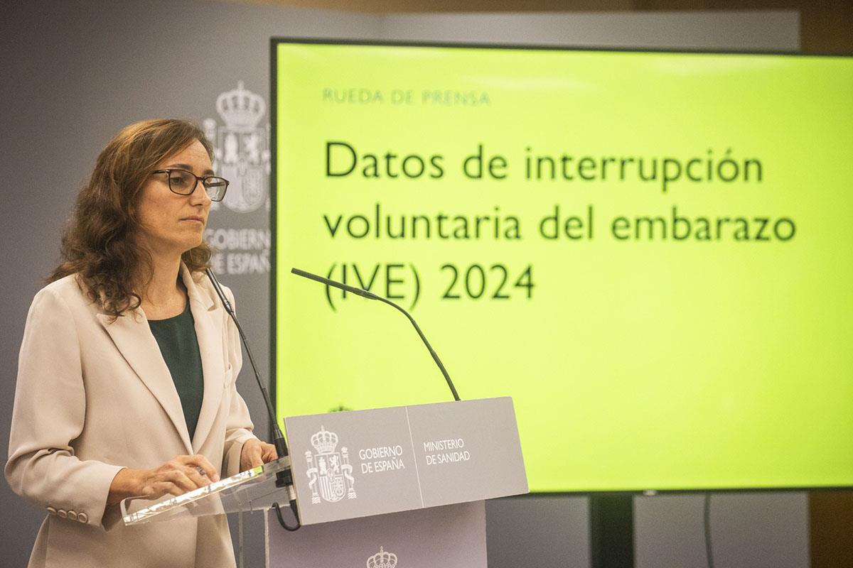 La ministra de Sanidad, Mónica García, presenta los datos de interrupción voluntaria del embarazo