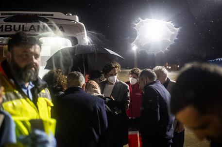 La ministra de Sanidad, Mónica García, recibe a los menores evacuados de Gaza en la Base Aérea de Zaragoza