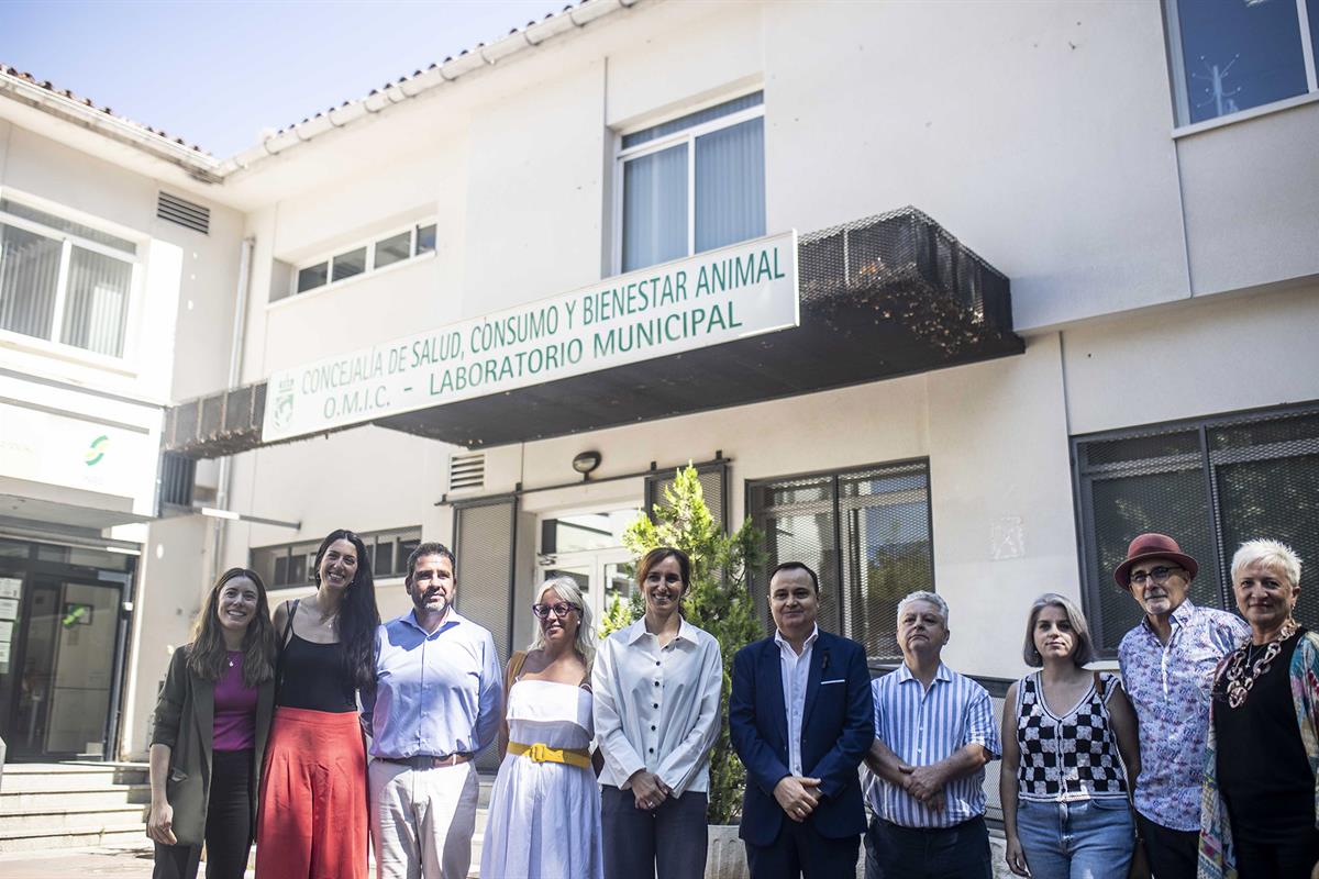 La ministra de Sanidad, Mónica García, durante la visita al Centro Municipal de Salud del Ayuntamiento de Coslada.