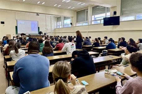 Jóvenes examinándose en un aula