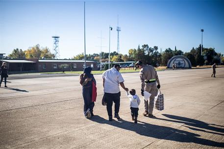 Uno de los pequeños pacientes, junto a sus familiares y una militar, durante el traslado