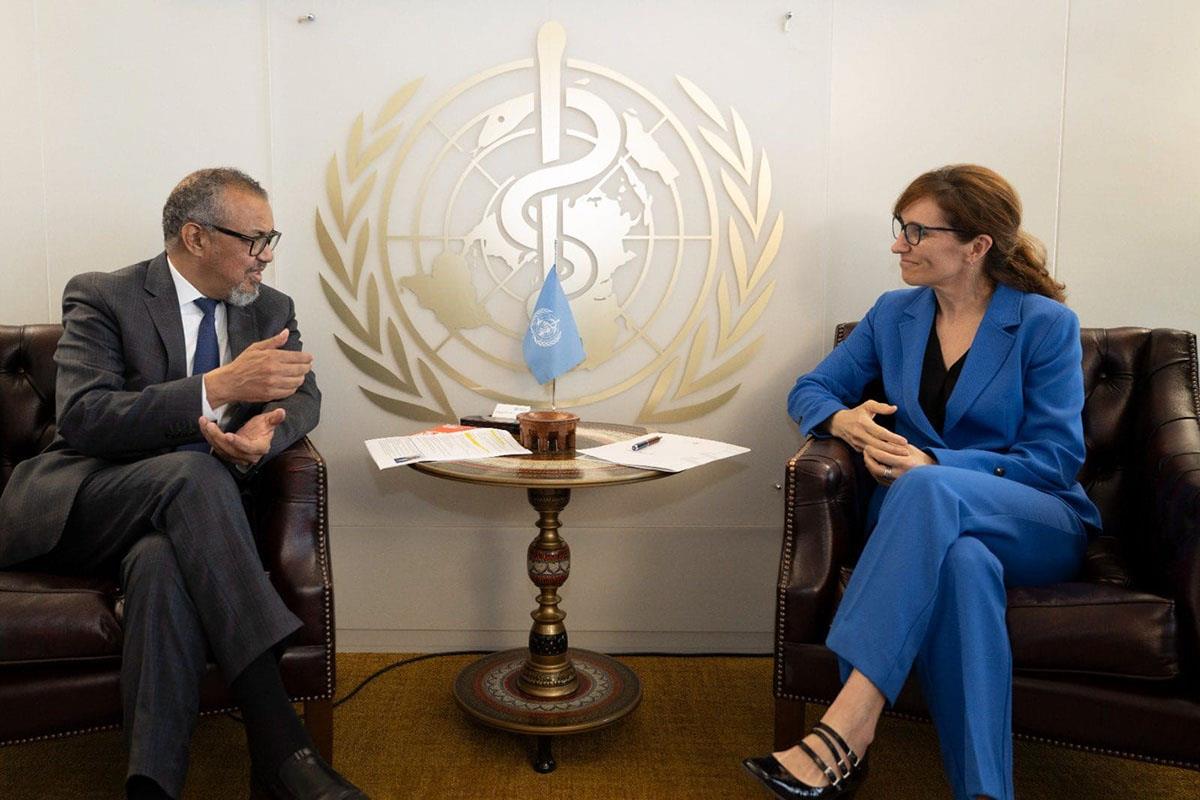 La ministra de Sanidad, Mónica García, con el director de la Organización Mundial de la Salud (OMS), Tedros Adhanom Ghebreyesus