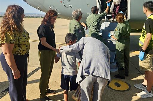 La ministra de Sanidad, Mónica García, recibe a los menores y sus familias en la Base Aérea de Zaragoza