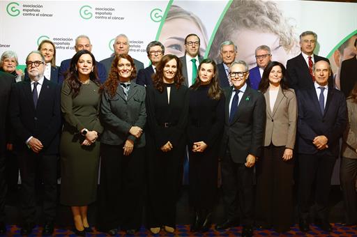 Asistentes al acto organizado por la Asociación Española contra el Cáncer con motivo del Día Mundial contra el Cáncer