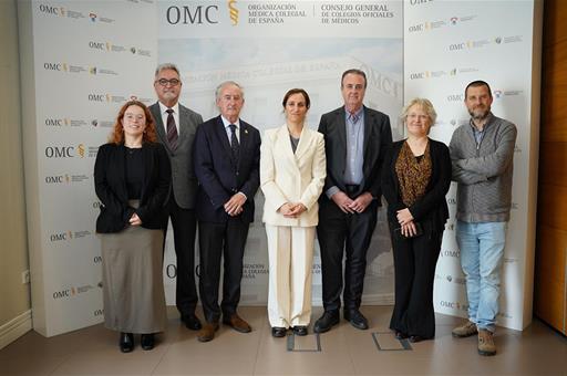 La ministra de Sanidad, Mónica García, con los representantes de las organizaciones que forman el Foro de la Profesión Médica