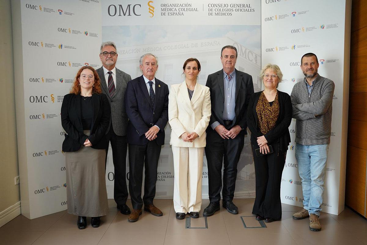 La ministra de Sanidad, Mónica García, con los representantes de las organizaciones que forman el Foro de la Profesión Médica