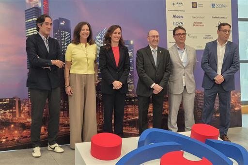 La ministra de Sanidad, Mónica García, junto a otros participantes en el 29º Congreso Nacional de Optometría, Contactología y Óp