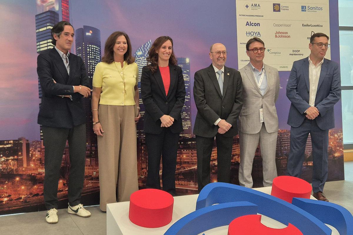 La ministra de Sanidad, Mónica García, junto a otros participantes en el 29º Congreso Nacional de Optometría, Contactología y Óp