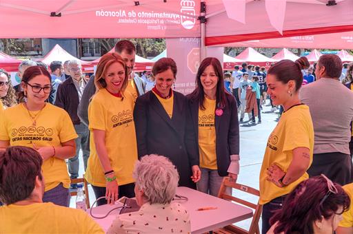 La ministra de Sanidad, Mónica García, durante su visita a Alcorcón