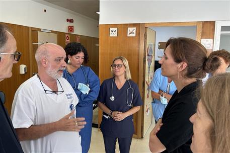 La ministra de Sanidad, Mónica García, conversa con profesionales sanitarios de la Ciudad Autónoma de Ceuta.