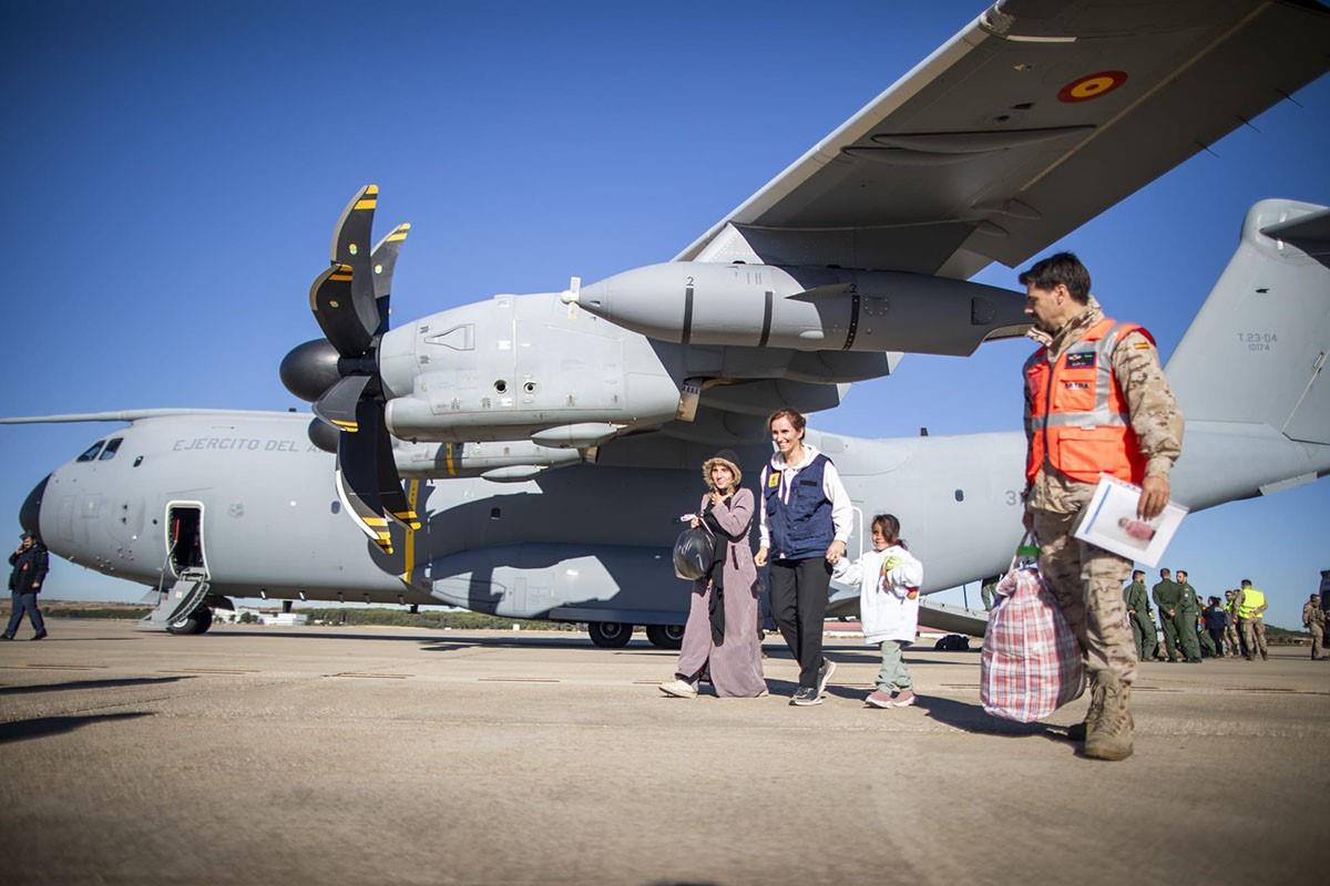 Evacuación de niños palestinos heridos y enfermos desde la Franja de Gaza.
