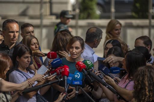La ministra de Sanidad, Mónica García, atendiendo a los medios