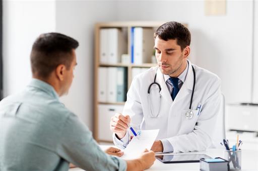 Medico atendiendo a un paciente