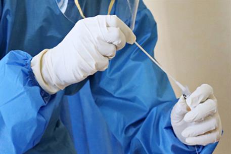 Sanitario realizando una prueba diagnóstica
