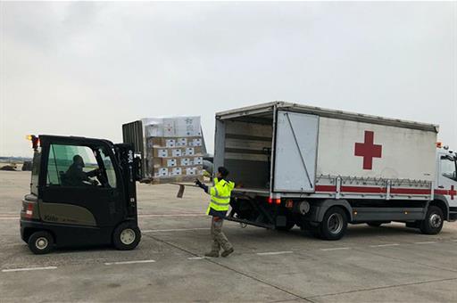 Operarios cargando el material sanitario para su envío