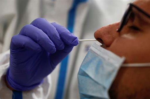 Un trabajador sanitario se hace un test de coronavirus