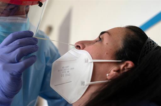 Una mujer se hace un test PCR