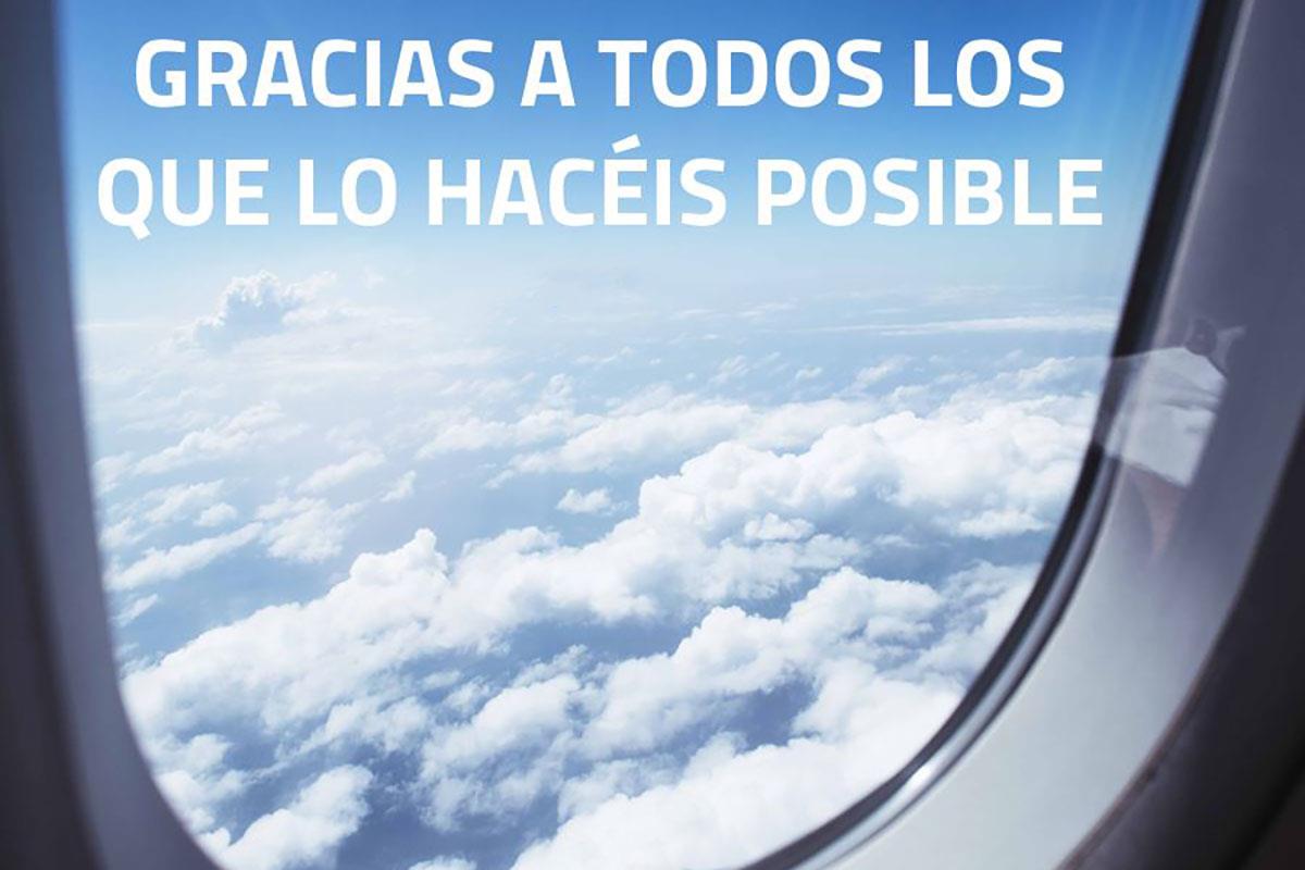 Ventanilla de un avión con un mensaje de agradecimiento a los operativos aéreos que colaboran con la ONT