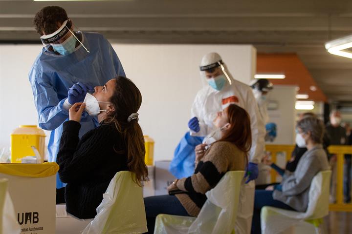 Sanitarios realizando pruebas PCR
