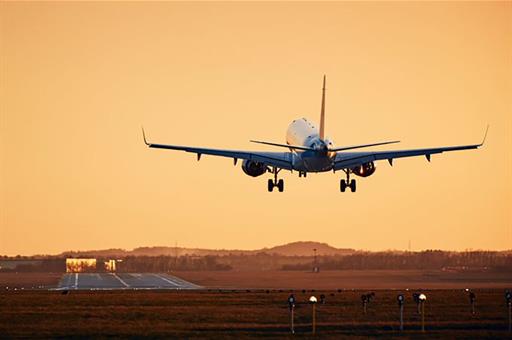 Avión aterrizando en un aeropuerto