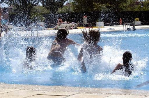 Niños en una piscina