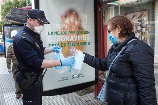 Policía entrega mascarilla a una señora