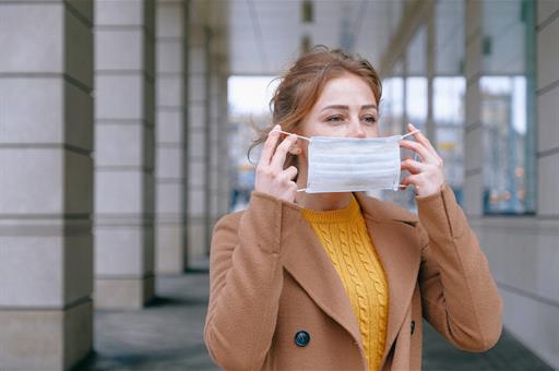 Mujer poniéndose una mascarilla