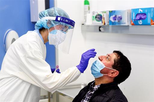 Una sanitaria realiza una prueba PCR a un paciente