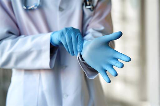 Profesional sanitario colocándose unos guantes