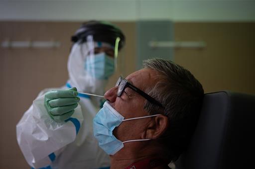 Un profesional sanitario toma una muestra a un paciente