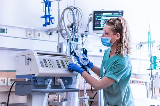 Una enfermera programa un aparato sanitario