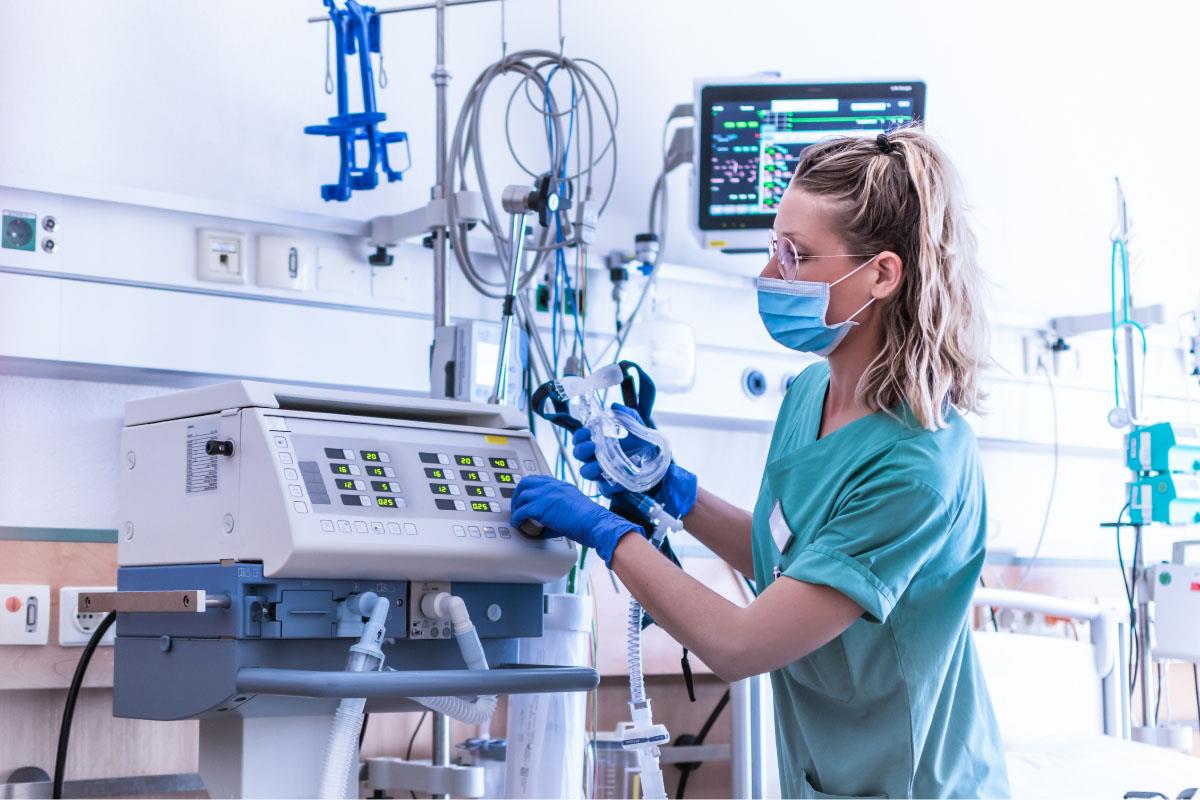 Una enfermera programa un aparato sanitario
