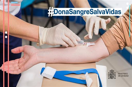 Una persona dona sangre