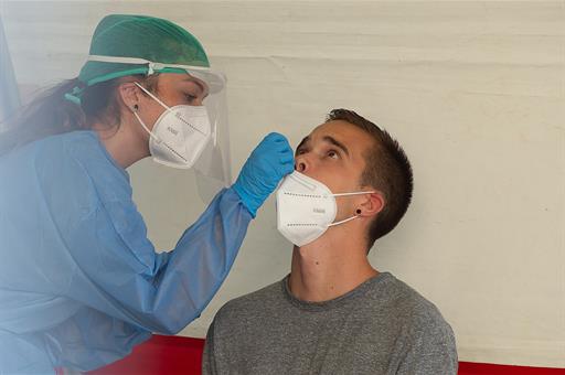 Una profesional sanitaria extrae una muestra de un paciente