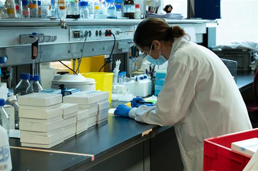 Investigadora trabajando en un laboratorio