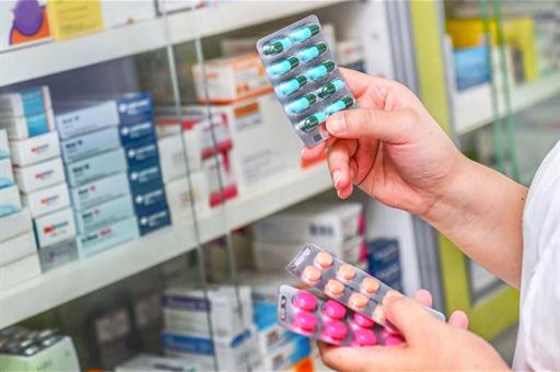 Farmacéutica seleccionando medicamentos Farmacéutica seleccionando medicamentos
