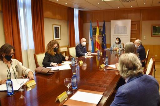 La ministra Carolina Darias con el delegado y subdelegados del Gobierno en Galicia