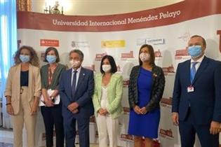 La ministra Carolina Darias y el resto de autoridades presentes en la inauguración del seminario